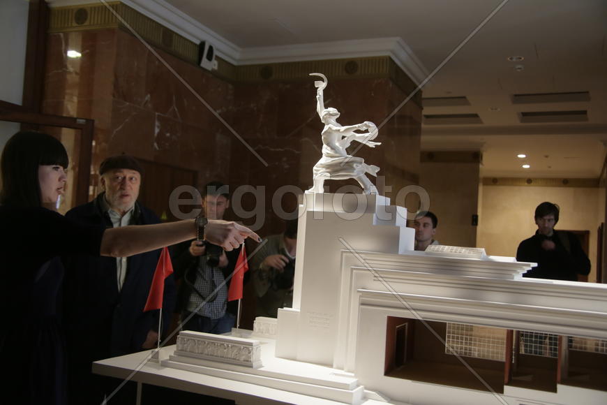 Анатолий Груднев и Елена Карнеева у макета советского павильона