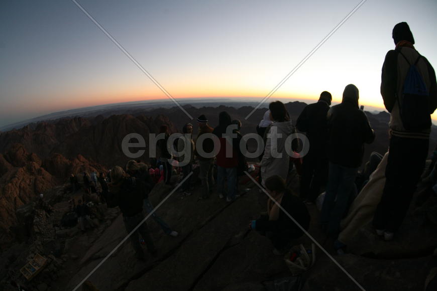 Силуэты людей