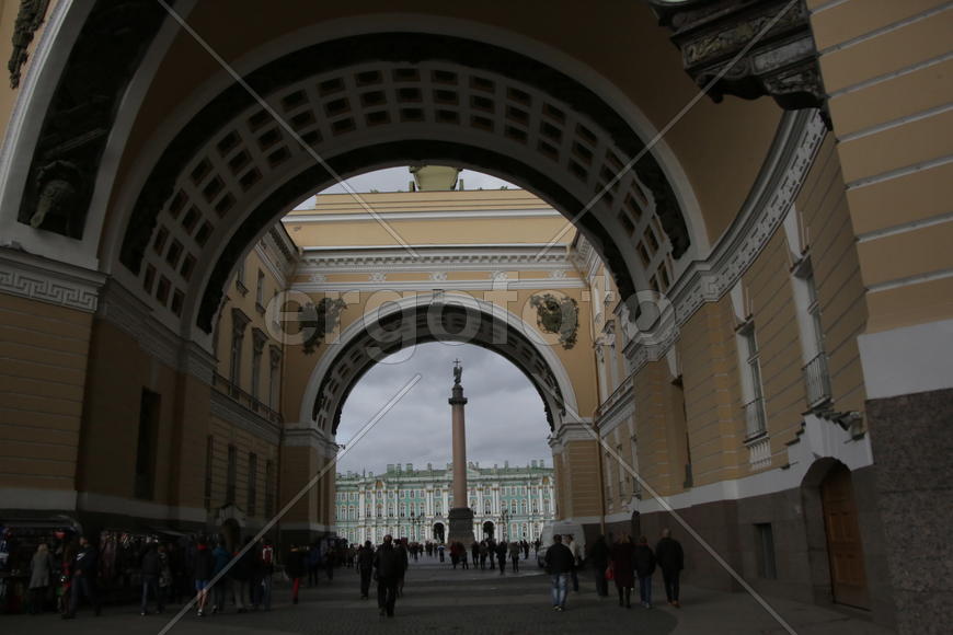 Вид на Дворцовую площадь через арку Генерального штаба. Санкт-Петербруг