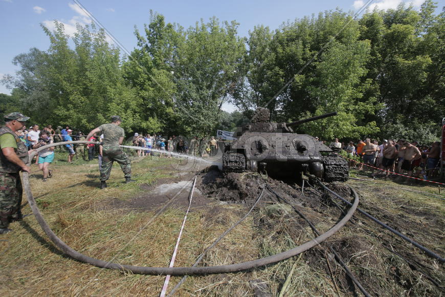 Подъем танка Т-34 из реки Дон