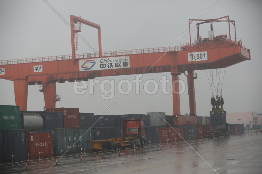 Город Чунцин, Китай.  Центр контейнерных перевозок.