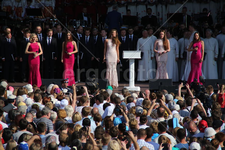 Зрители фестиваля Русское поле. Пять девушек