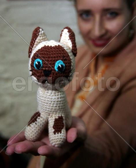 Любовь Пономарева с игрушкой из мультфильма Гав