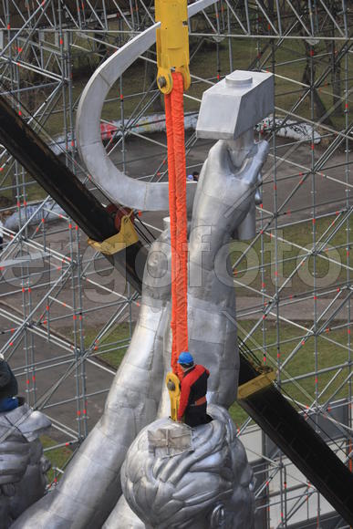 Реставрация статуи "Рабочий и колхозница"