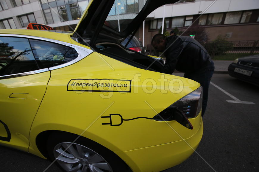 Первая в России электрозарядка. Электромобиль Tesla. Процесс зарядки.