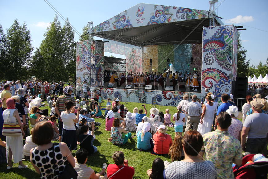 Зрители фестиваля Русское поле