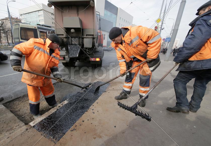 Ильяс Таймаев, Юрий Свечников, Артур Банковский за работой на ул.Авиамоторная, дом 12.