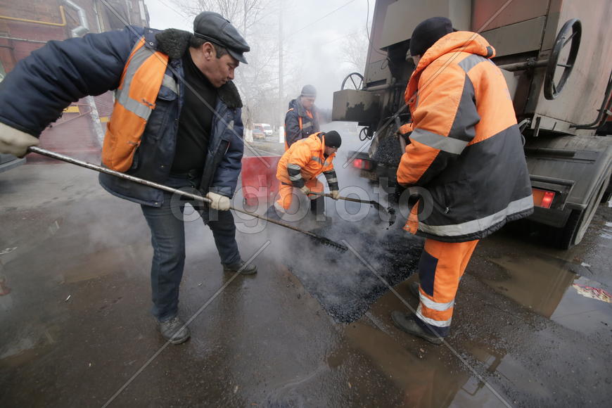 Ильяс Таймаев, Юрий Свечников, Артур Банковский за работой на ул.Авиамоторная, дом 8.