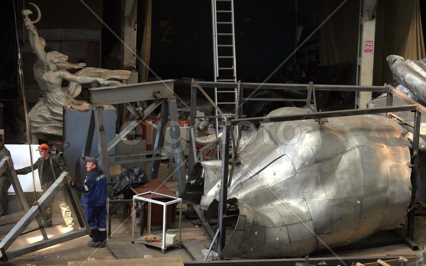 Реставрация статуи "Рабочий и колхозница"