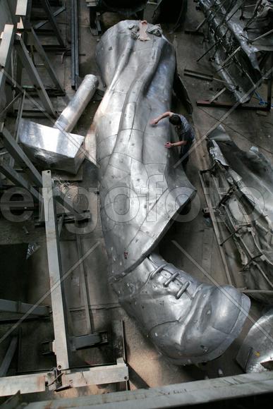 Реставрация скульптуры Рабочий и колхозница