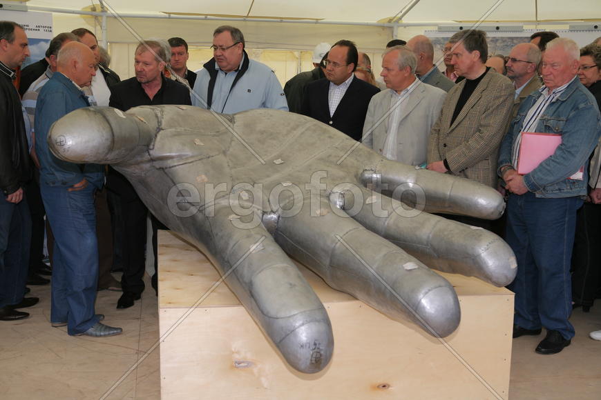 Реставрация статуи "Рабочий и колхозница"