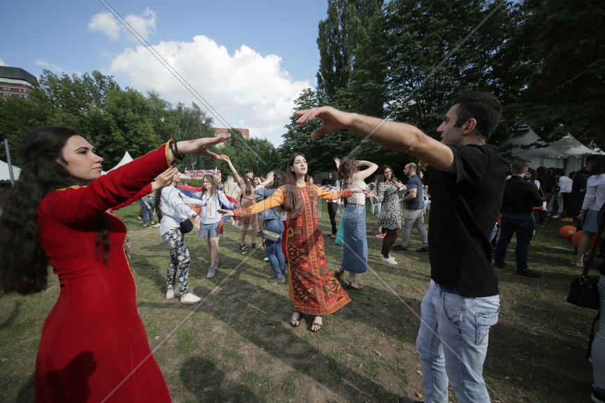 Марьян Манукян (слева), Левон Навоян и Изабелла Петросян танцуют народный танец . Праздник "Абрикос"
