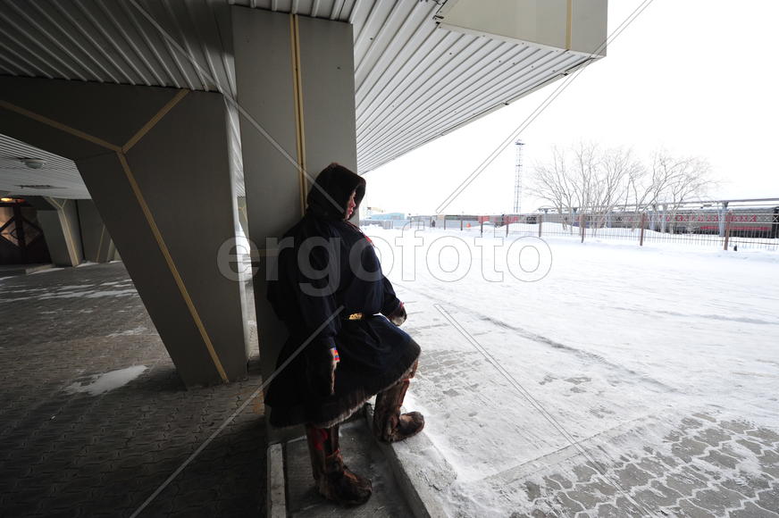 Коренной житель коми продает поделки на вокзале Лабытнанги Ямало-ненецкий  автономный округ. Город С