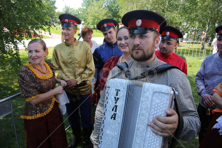 Руководитель ансамбля казачьей песни "Благовестъ" Михаил Байкадоров с баяном