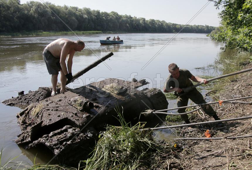 Пробный подъем танка Т-34 из реки Дон, 13 июля 2016 года. 