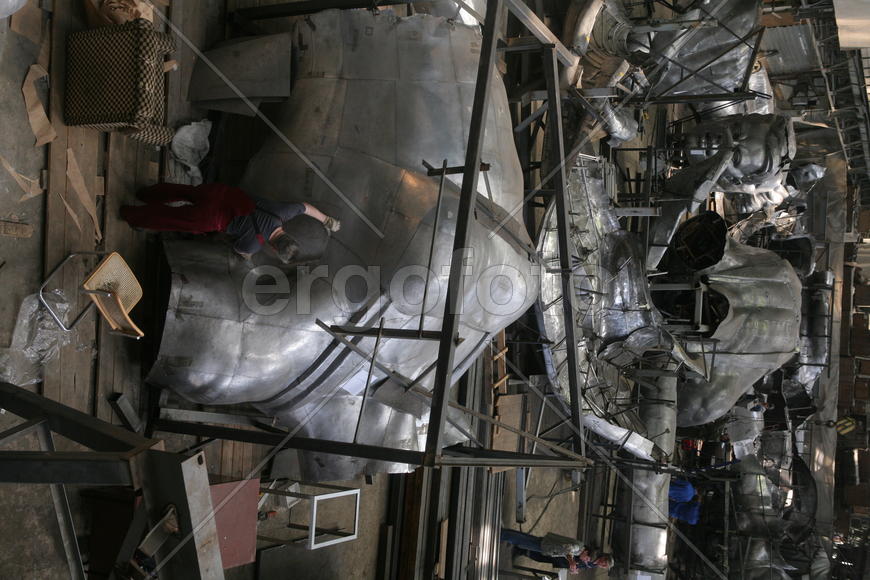 Реставрация статуи "Рабочий и колхозница"