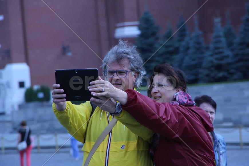 Китайские туристы на Красной площади делают селфи