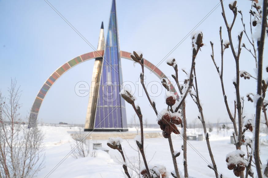 Памятный знак Полярный круг. Ямало-ненецкий  автономный округ. Город Салехард, поселок Лабытнанги. ф