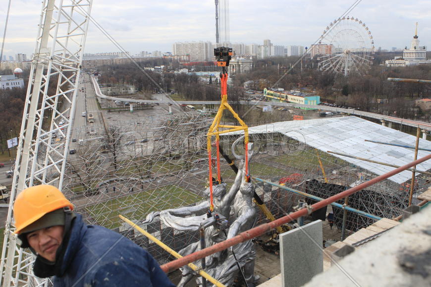 Реставрация статуи "Рабочий и колхозница"