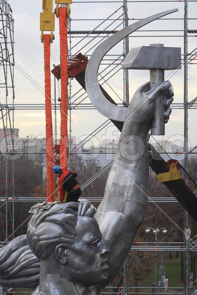Реставрация статуи "Рабочий и колхозница"