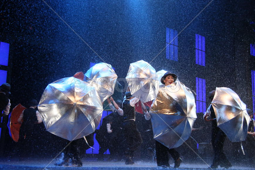 Премьера мюзикла "Поющие под дождем"