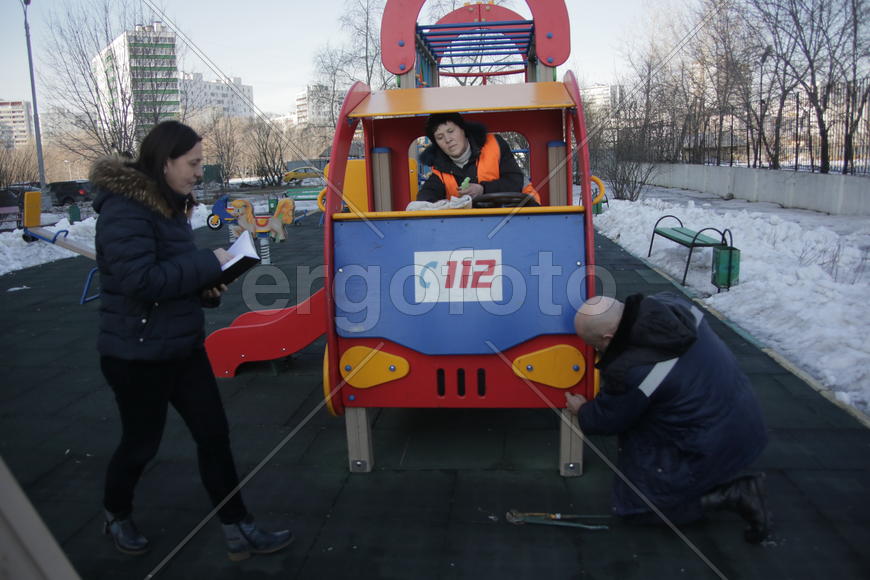 Инженер по благоустройству РЭУ-5 Ольга Лебедева, плотник РЭУ-5 Иван Алексеев и смотритель Валентина 
