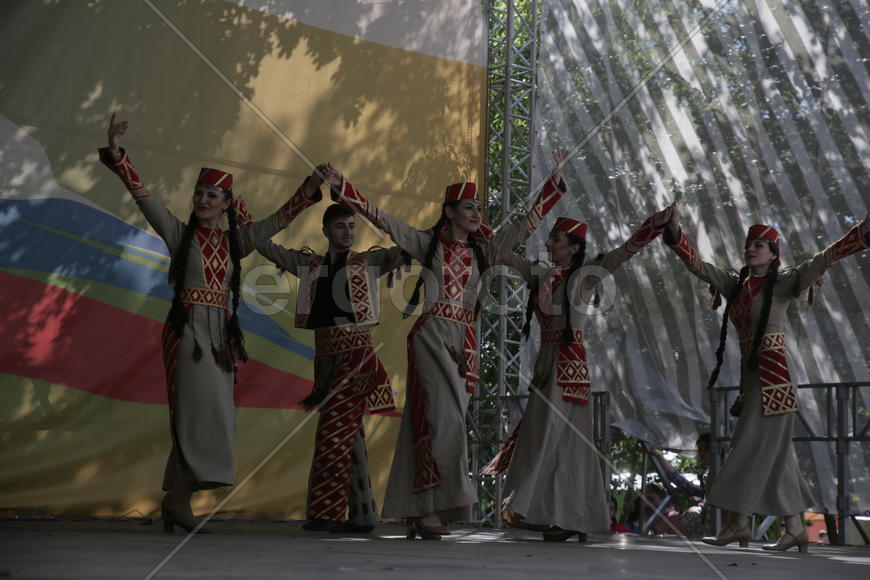 Ансамбль "Киликия", руководитель Людмила Мкртян. Праздник "Абрикос" в парке Музеон, 10 июля 2016 год