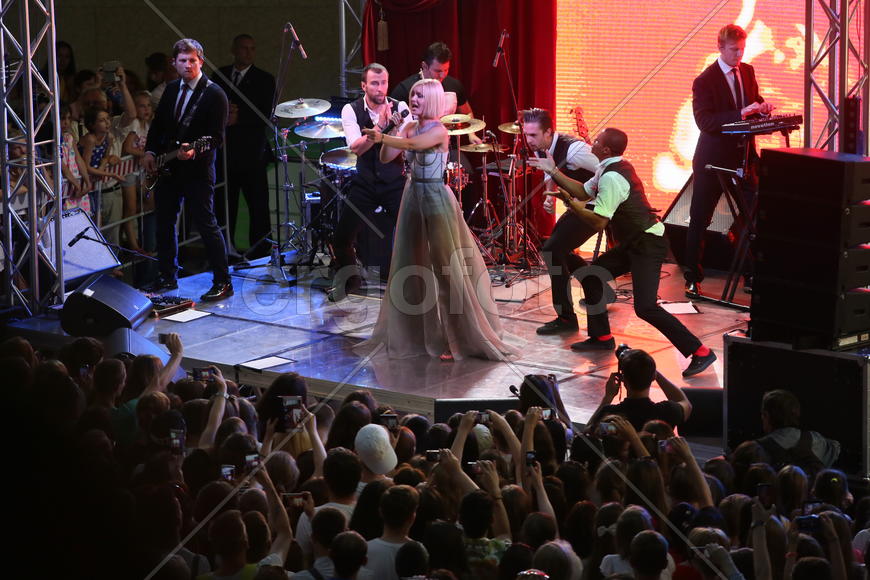 Певица Полина Гагарина на концерте в Кунцево-плаза