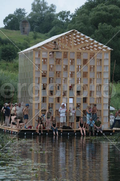 Диковинный плот