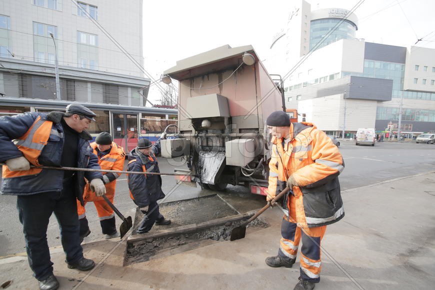 Ильяс Таймаев, Юрий Свечников, бригадир Роман Пеляницын, Артур Банковский выполняют ямочный ремонт