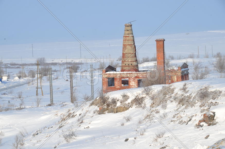 Тундра. Остатки цементного завода бывшей колонии. Ямало-ненецкий  автономный округ. Город Салехард, 