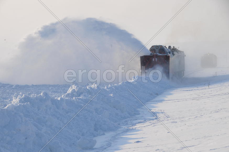 Чистка снега в тундре. Ямало-ненецкий  автономный округ. Город Салехард, поселок Лабытнанги. фото Се