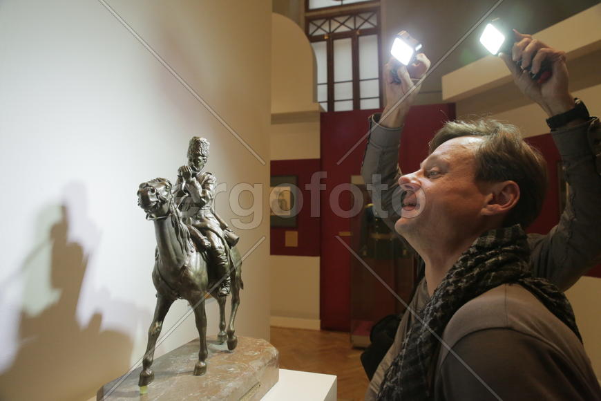 Журналисты у скульптуры "Казак, закуривающий трубку"