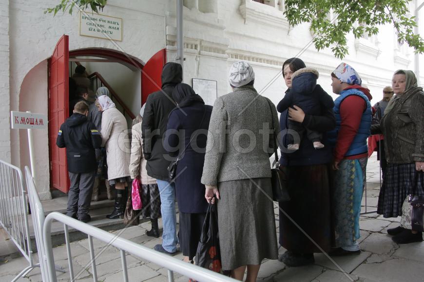 Очередь к мощам  русского святого XX века, преподобного Силуана Афонского