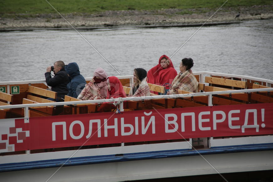 Туристы на водной прогулке на реке Неве,  Петропавловская крепость. Санкт-Петербруг