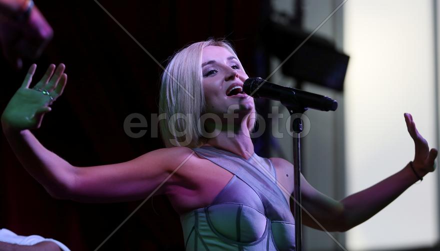 Певица Полина Гагарина на концерте в Кунцево-плаза