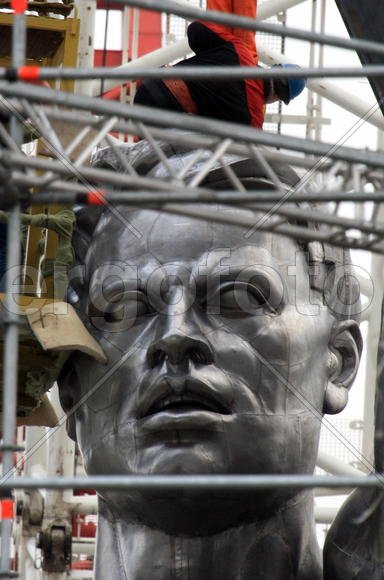 Реставрация статуи "Рабочий и колхозница"