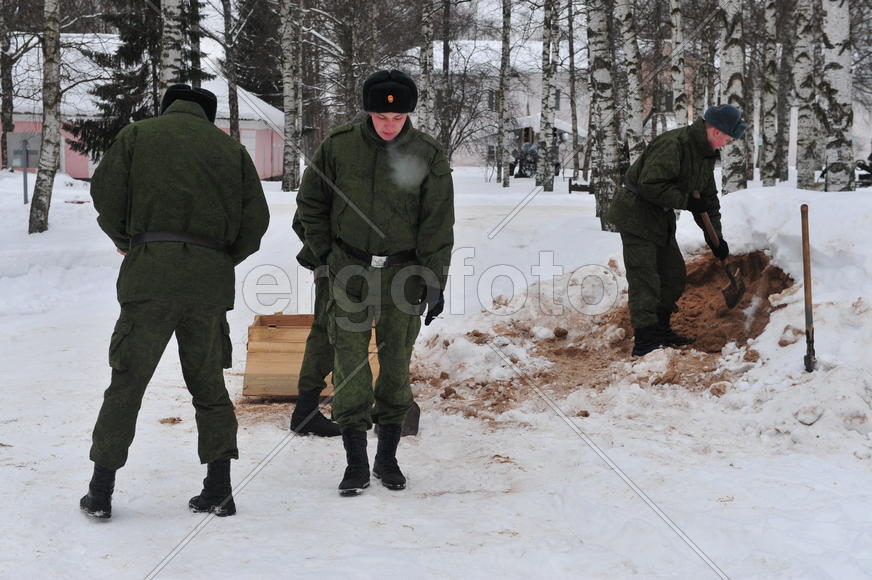 6-я бригада ПВО. На снимке: военнослужащие тащут ящик.