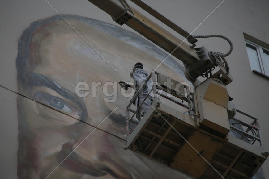 На ул.Арбат, дом 17  в рамках реализации городского проекта "Артфасад" совместно с художниками  JIM-