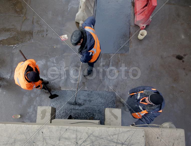 Ильяс Таймаев, Юрий Свечников, Артур Банковский за работой на ул.Авиамоторная, дом 8.