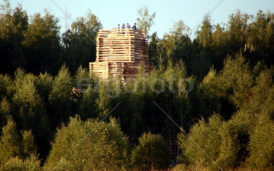 Артобъект "Ленивый зиккурат". Вид из леса