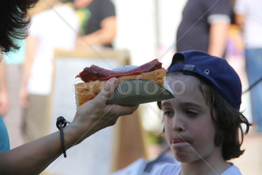 Хот-дог на фоне облизывающегося мальчика