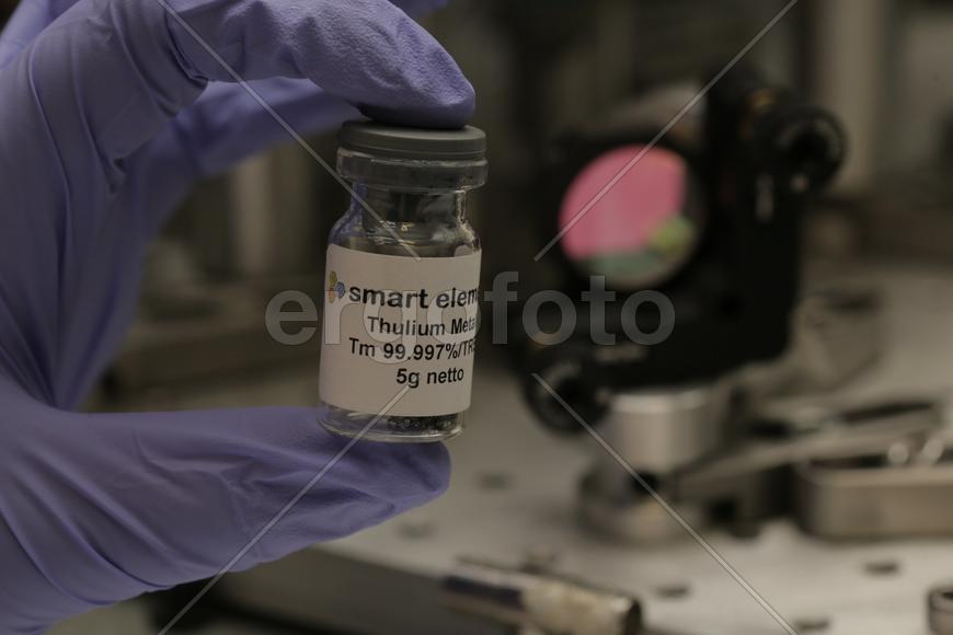 Редкоземельный металл тулий в  лаборатории оптики активных сред 