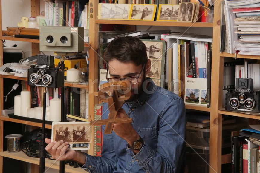 Историк Роман Шмидт демонстрирует деревяные очки с увелечительными стеклами 