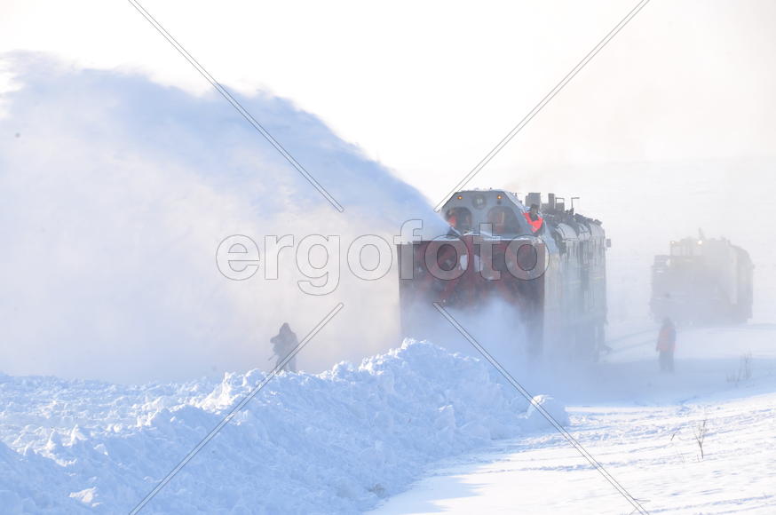 Чистка снега в тундре. Ямало-ненецкий  автономный округ. Город Салехард, поселок Лабытнанги. фото Се