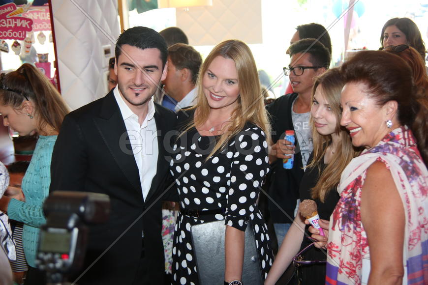 Певица Варвара (в центре) 