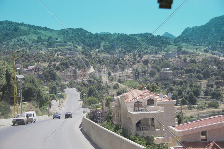 Частные дома вдоль дороги. Горная местность Ливана.