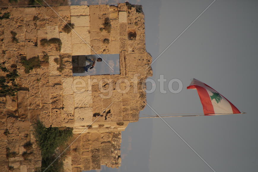 Задумчивый мужчина в разрушенной Ливанской крепости. 