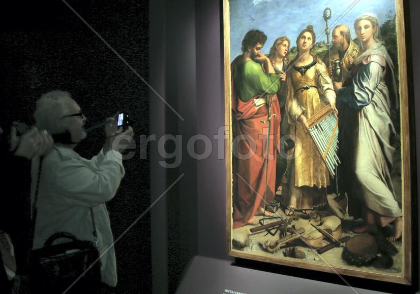 Выставка Рафаэля в ГМИИ им. А.С.Пушкина.  Посетители внимательно изучают шедевры художника