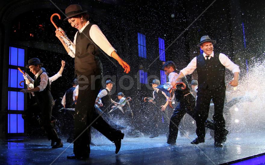 Премьера мюзикла "Поющие под дождем"